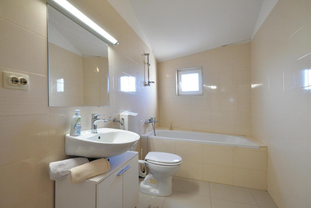 Apartmani Vedrana, Murter Ngoại thất bức ảnh