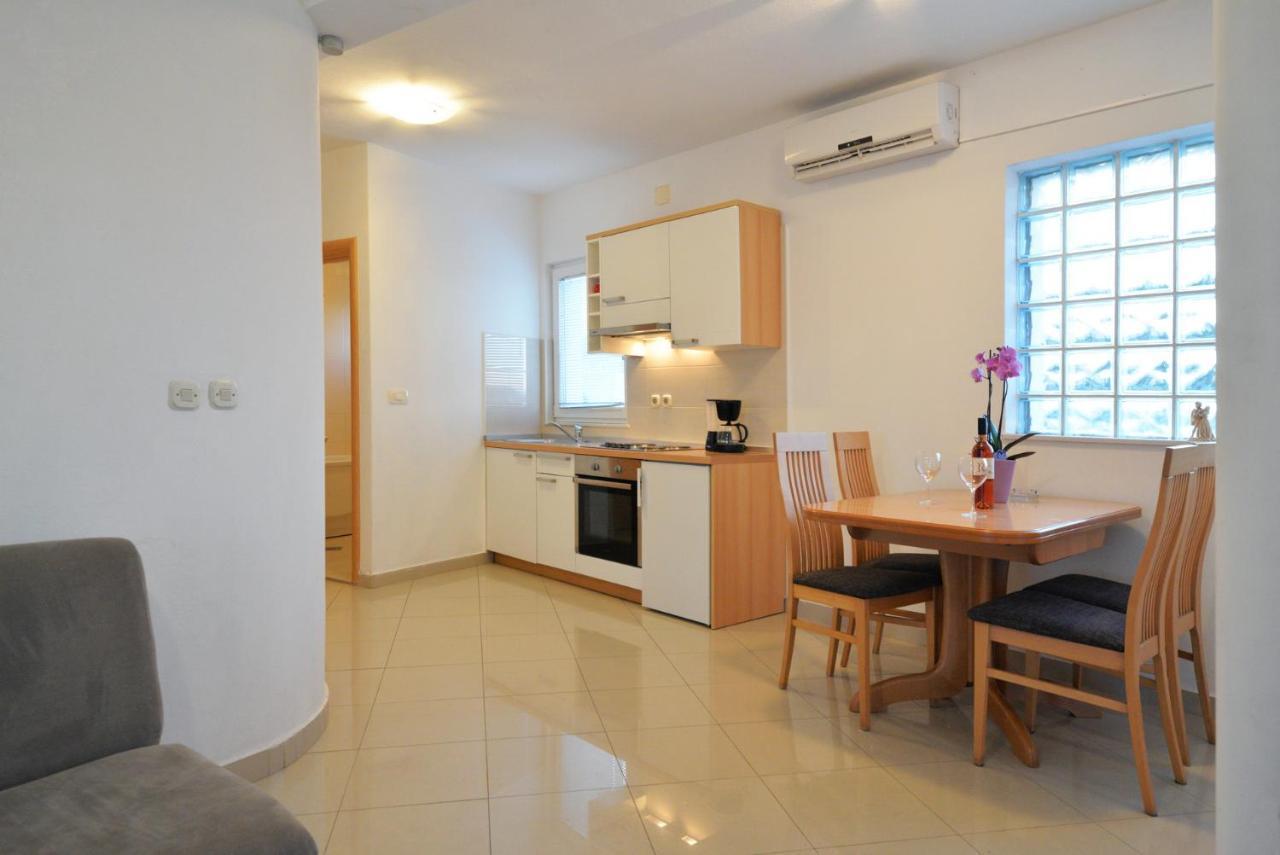 Apartmani Vedrana, Murter Ngoại thất bức ảnh