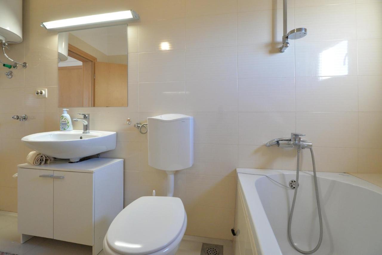 Apartmani Vedrana, Murter Ngoại thất bức ảnh