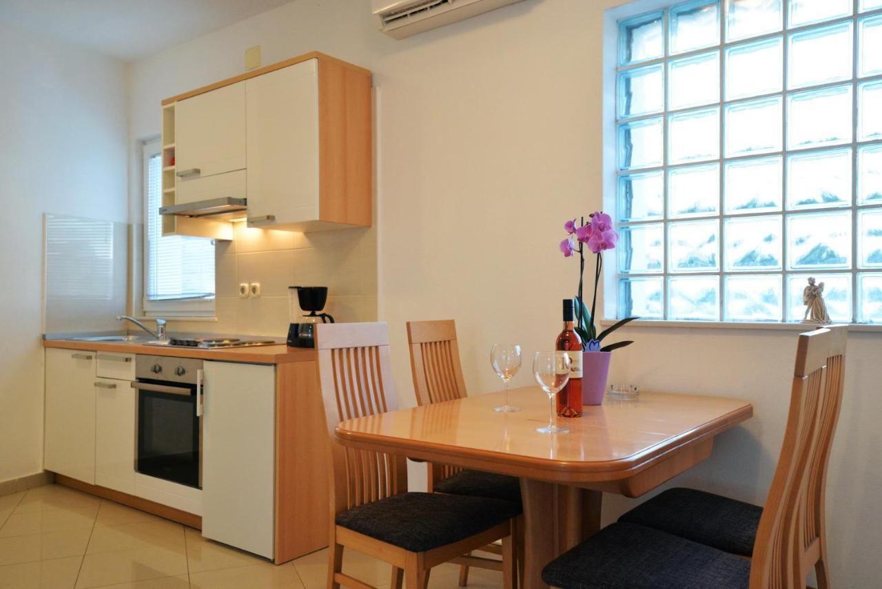 Apartmani Vedrana, Murter Ngoại thất bức ảnh